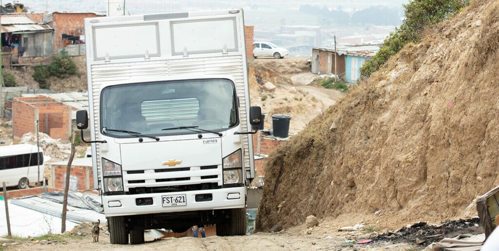 camion por terreno rocoso